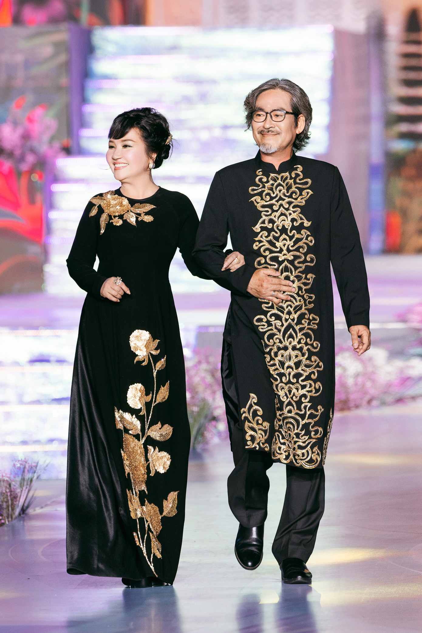 Mỗi chiếc áo dài đều khơi gợi niềm tự hào dân tộc. Mỗi chiếc áo dài đều khơi gợi niềm tự hào dân tộc.