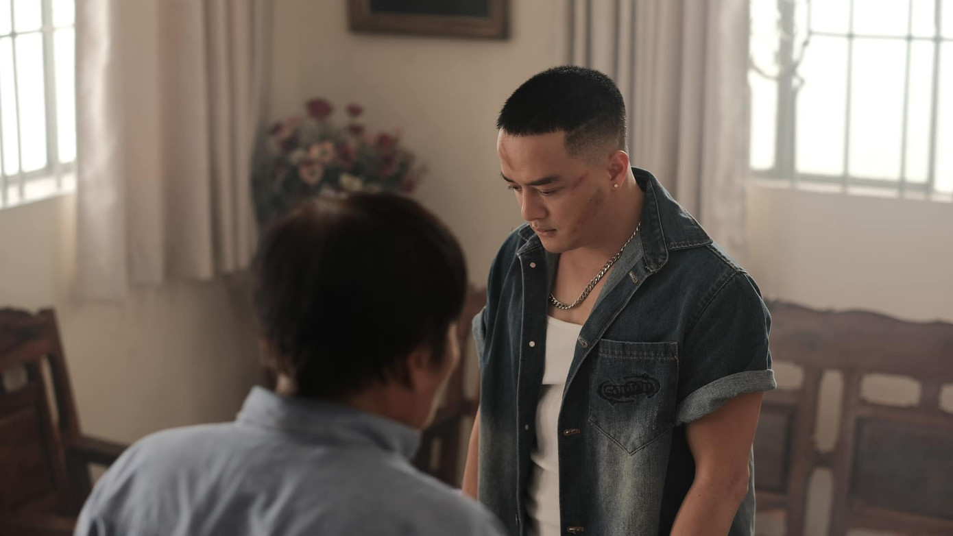 MV lồng ghép nhiều thông điệp như bạo lực gia đình, nói không với thuốc lá,...