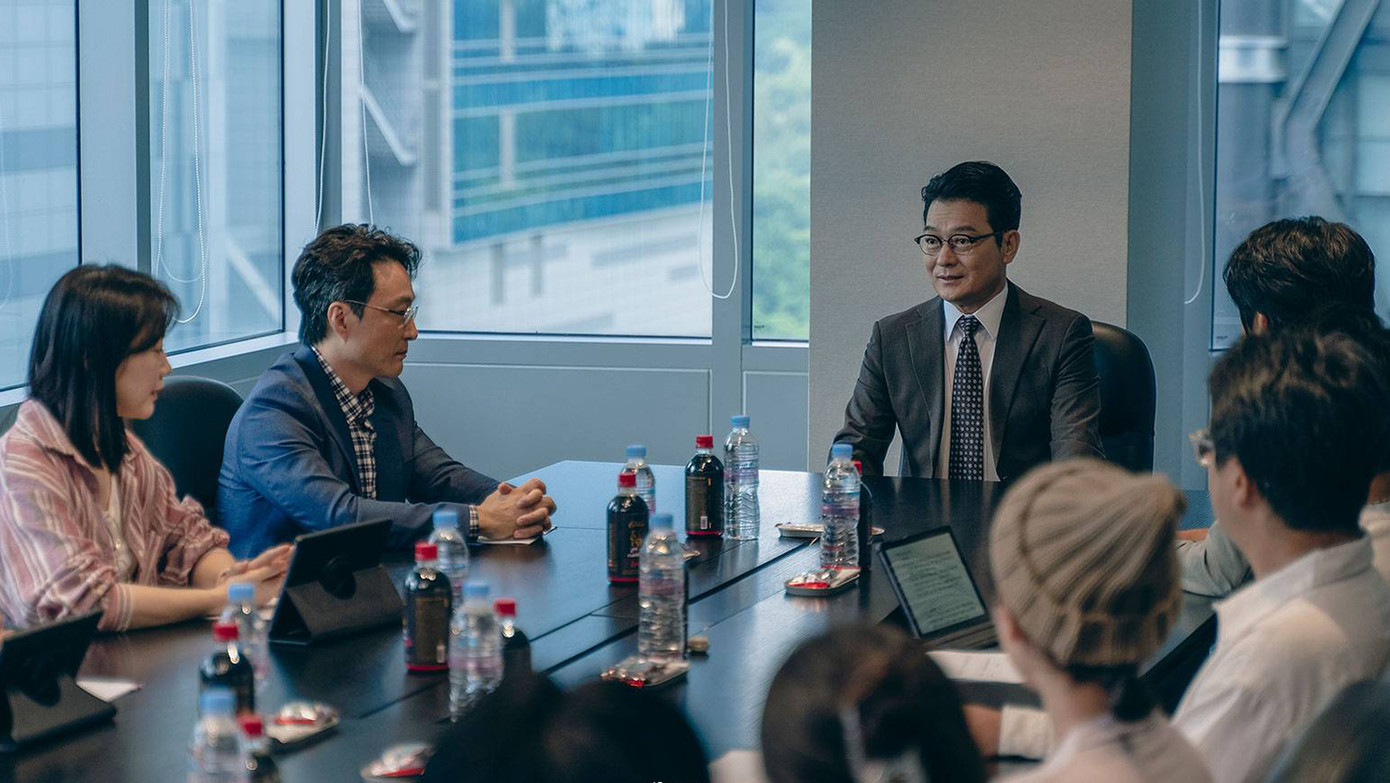 Kịch bản cũng khắc họa đời sống công sở, thế giới của các copywriter. Kịch bản cũng khắc họa đời sống công sở, thế giới của các copywriter.