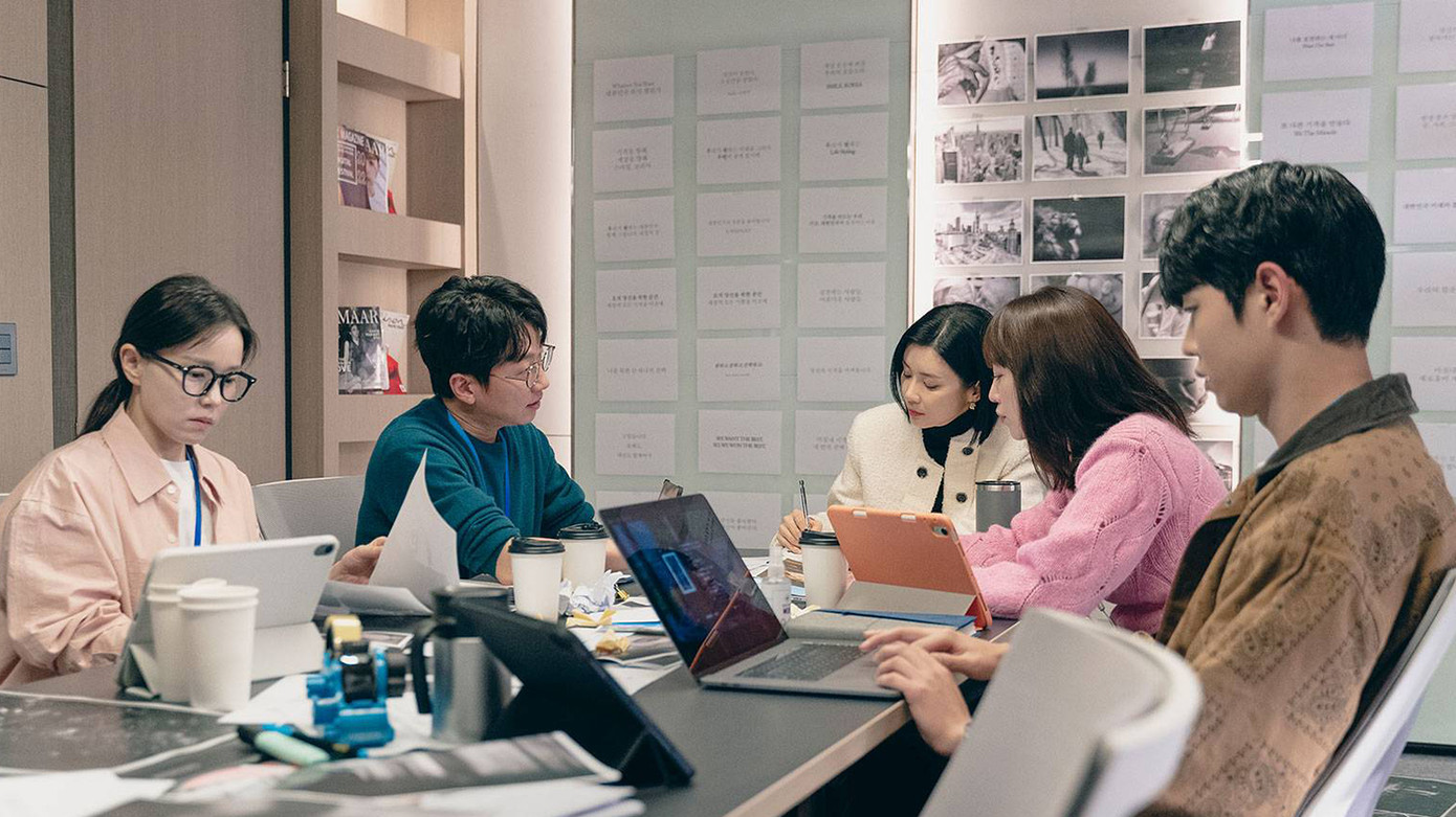 Kịch bản cũng khắc họa đời sống công sở, thế giới của các copywriter. Kịch bản cũng khắc họa đời sống công sở, thế giới của các copywriter.