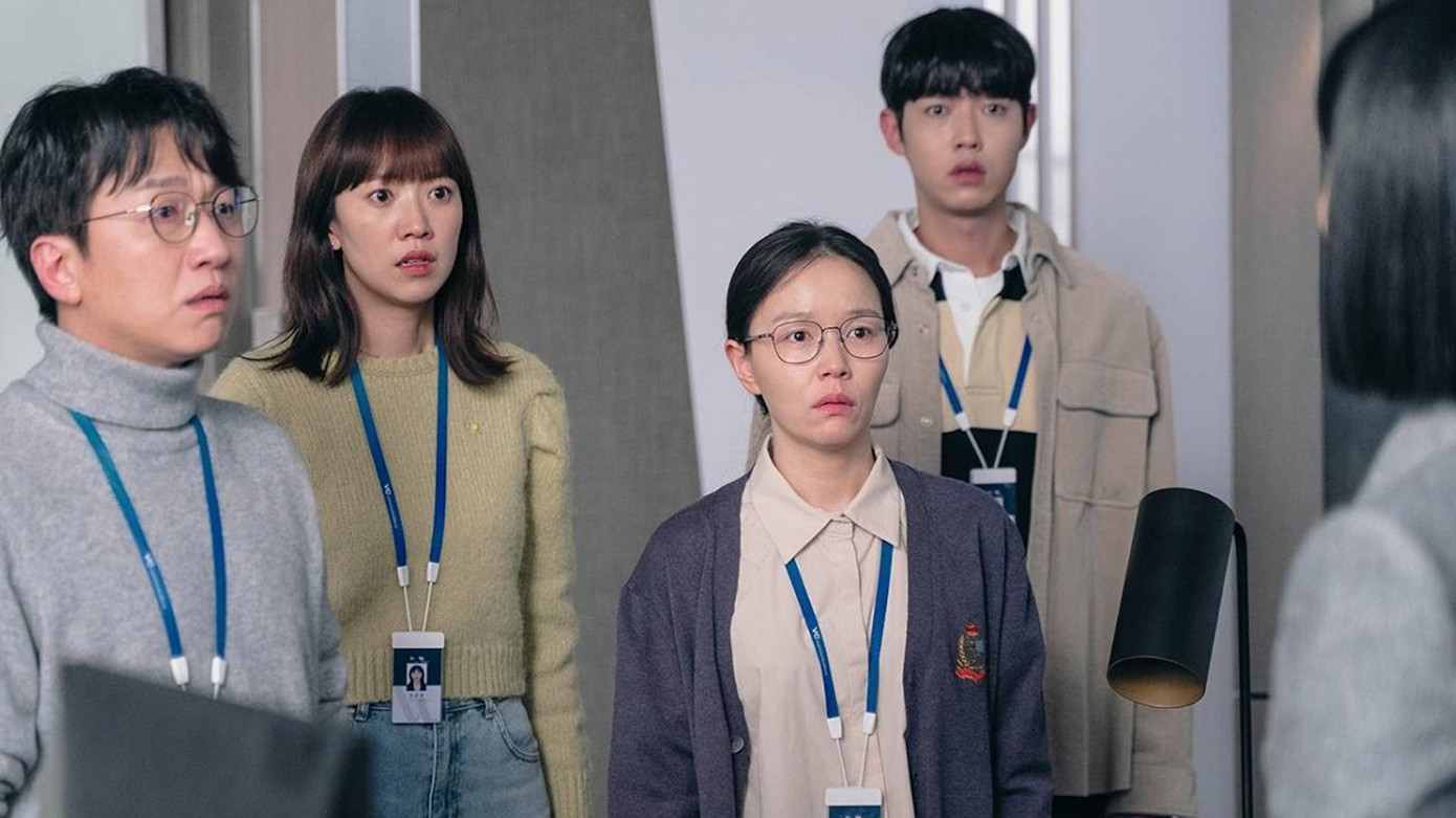 Kịch bản cũng khắc họa đời sống công sở, thế giới của các copywriter. Kịch bản cũng khắc họa đời sống công sở, thế giới của các copywriter.