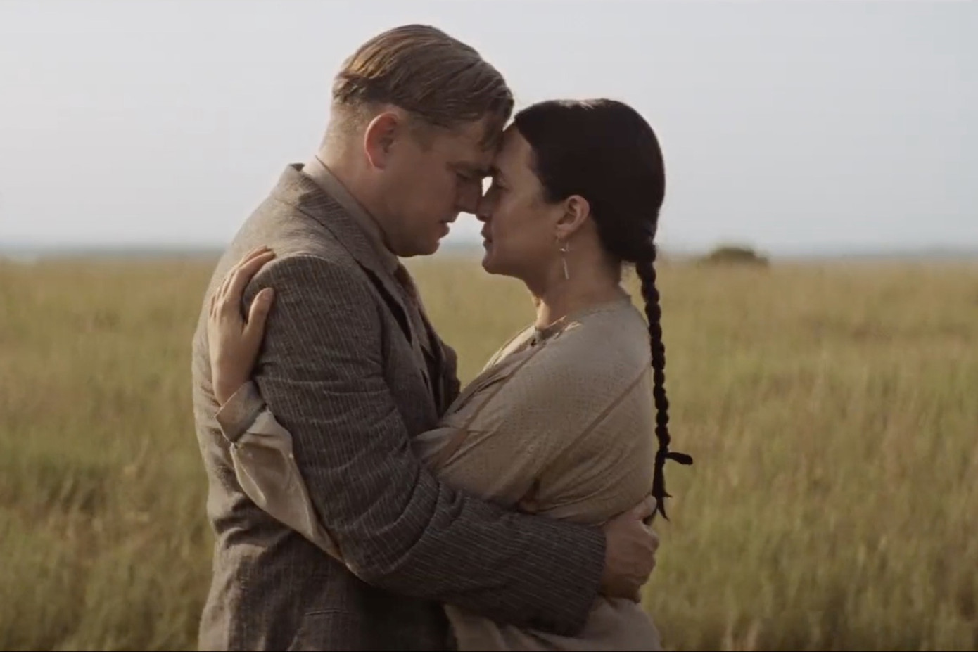 Tình yêu là công cụ làm giàu của Ernest nhưng mang lại cho Mollie nhiều nỗi đau và mất mát. Tình yêu là công cụ làm giàu của Ernest nhưng mang lại cho Mollie nhiều nỗi đau và mất mát.