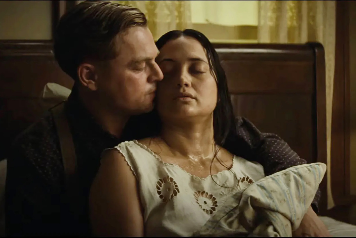 Tình yêu là công cụ làm giàu của Ernest nhưng mang lại cho Mollie nhiều nỗi đau và mất mát. Tình yêu là công cụ làm giàu của Ernest nhưng mang lại cho Mollie nhiều nỗi đau và mất mát.