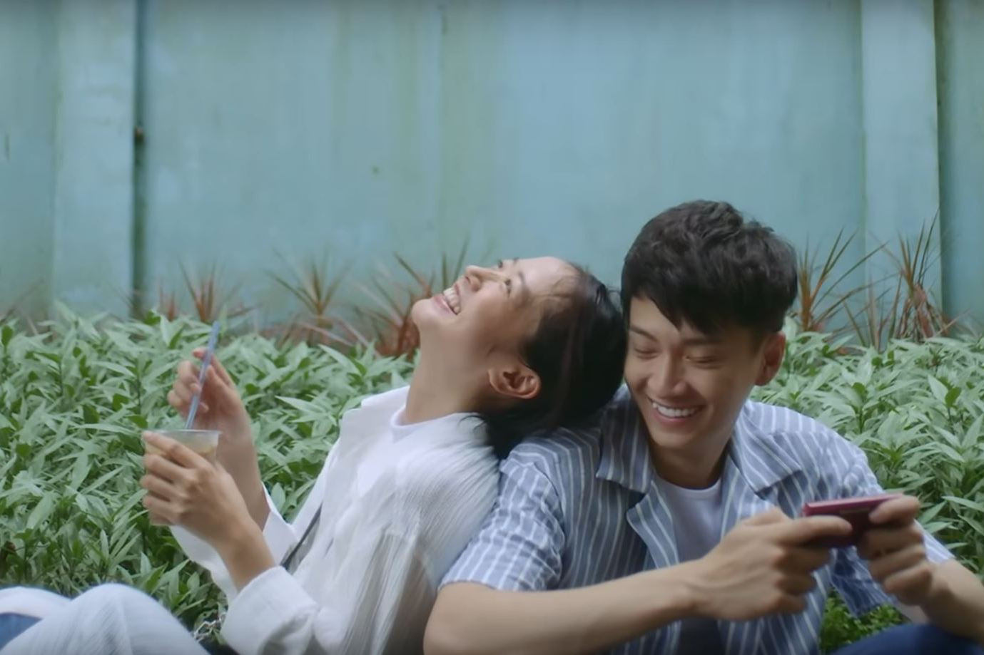 Thuộc dòng pop ballad, Sao em biết người rời đi không buồn kể về một chuyện tình tan vỡ.