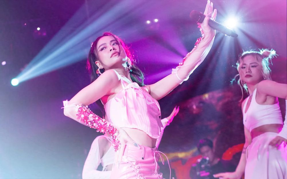 Nhiều màn trình diễn của Hoàng Thùy Linh có vũ đạo đẹp nhưng giọng hát thì tệ. Nhiều màn trình diễn của Hoàng Thùy Linh có vũ đạo đẹp nhưng giọng hát thì tệ.