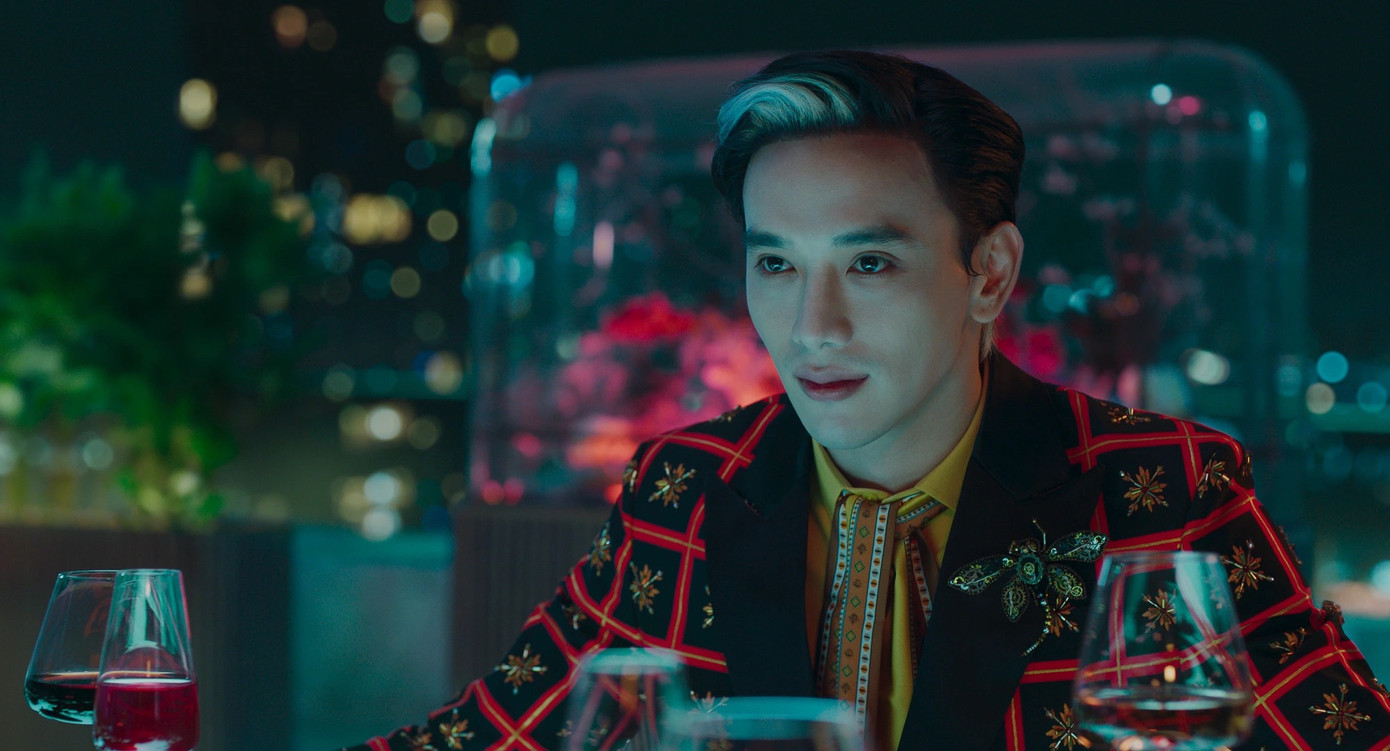 Tạo hình của Chi Pu và Thuận Nguyễn trong Người mặt trời. Tạo hình của Chi Pu và Thuận Nguyễn trong Người mặt trời.