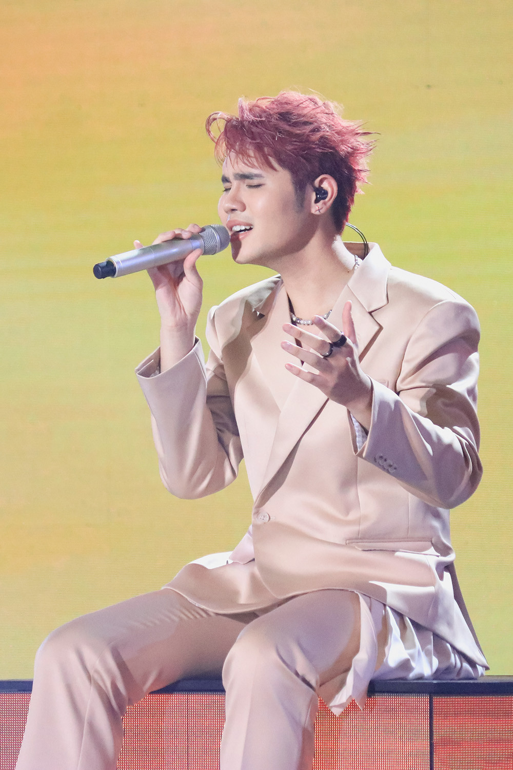 Hình ảnh của Lâm Phúc tại đêm chung kết Vietnam Idol.