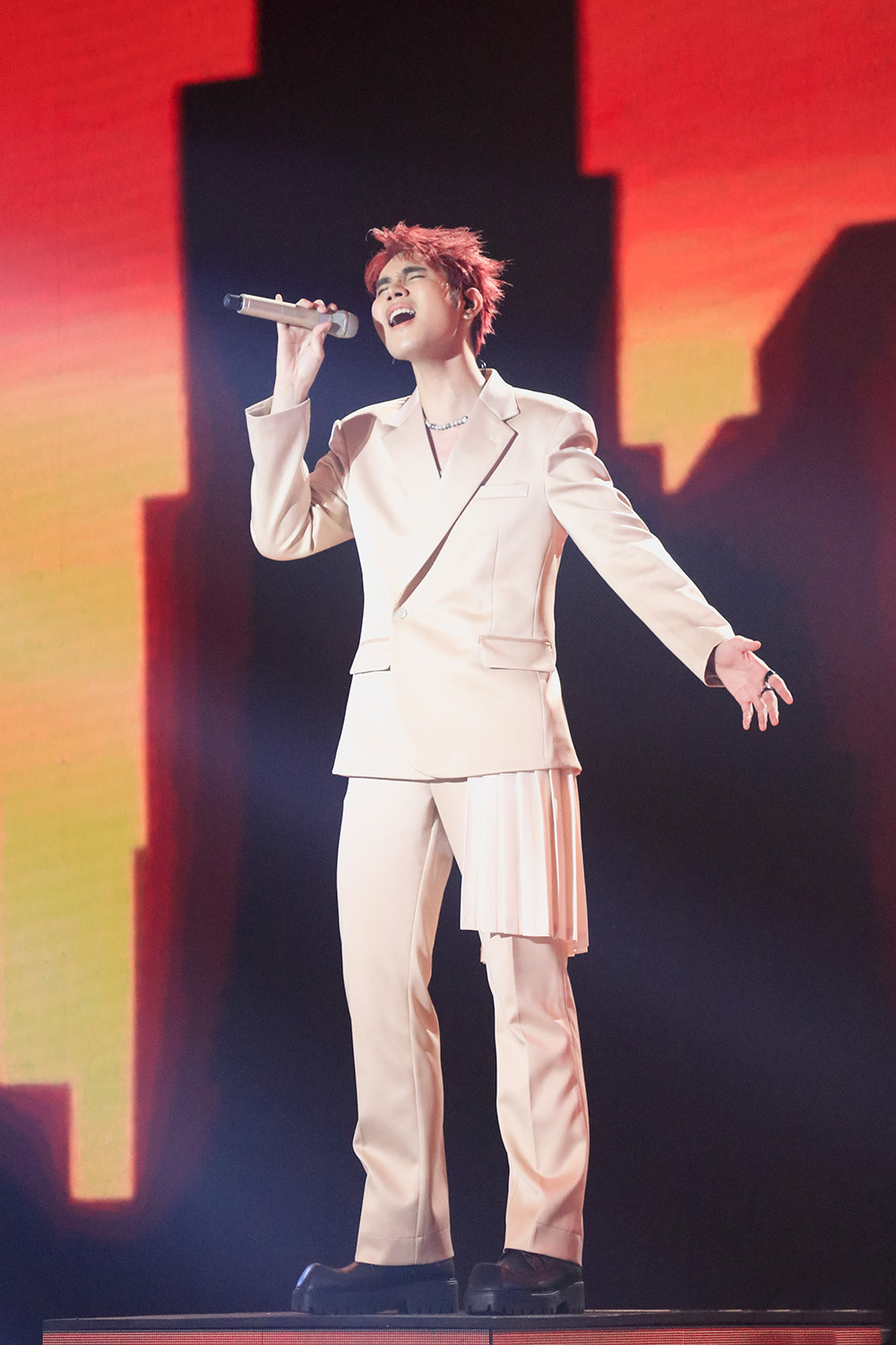 Hình ảnh của Lâm Phúc tại đêm chung kết Vietnam Idol.