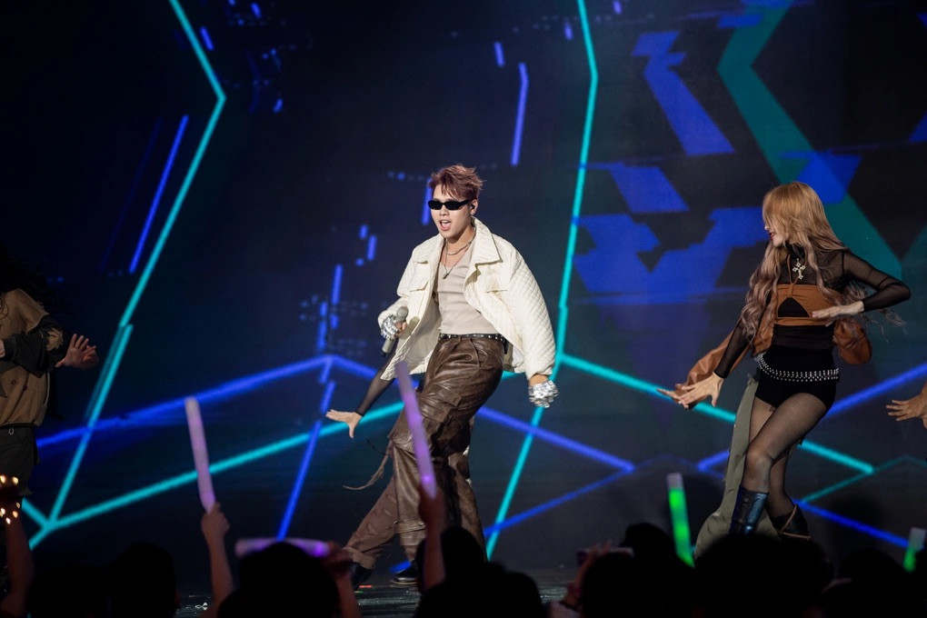 Lâm Phúc cũng cố gắng thay đổi với ca khúc sôi động, có tiết tấu nhanh.