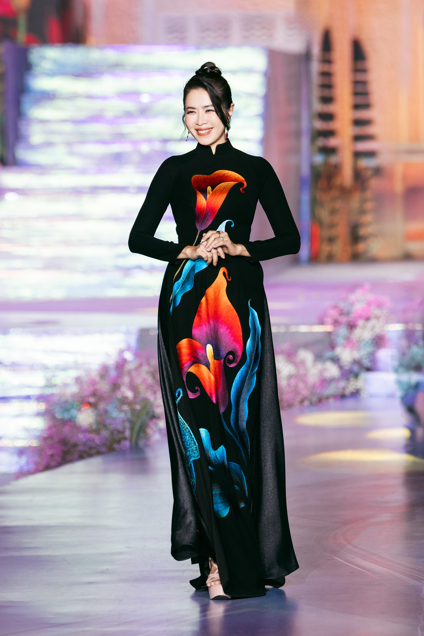 Mỗi chiếc áo dài đều khơi gợi niềm tự hào dân tộc. Mỗi chiếc áo dài đều khơi gợi niềm tự hào dân tộc.