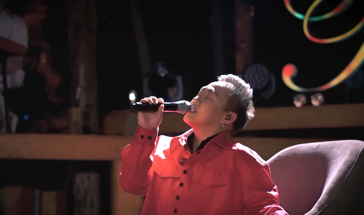 Hình ảnh của Trung Quân Idol khi trình bày Cô đơn trên sofa.