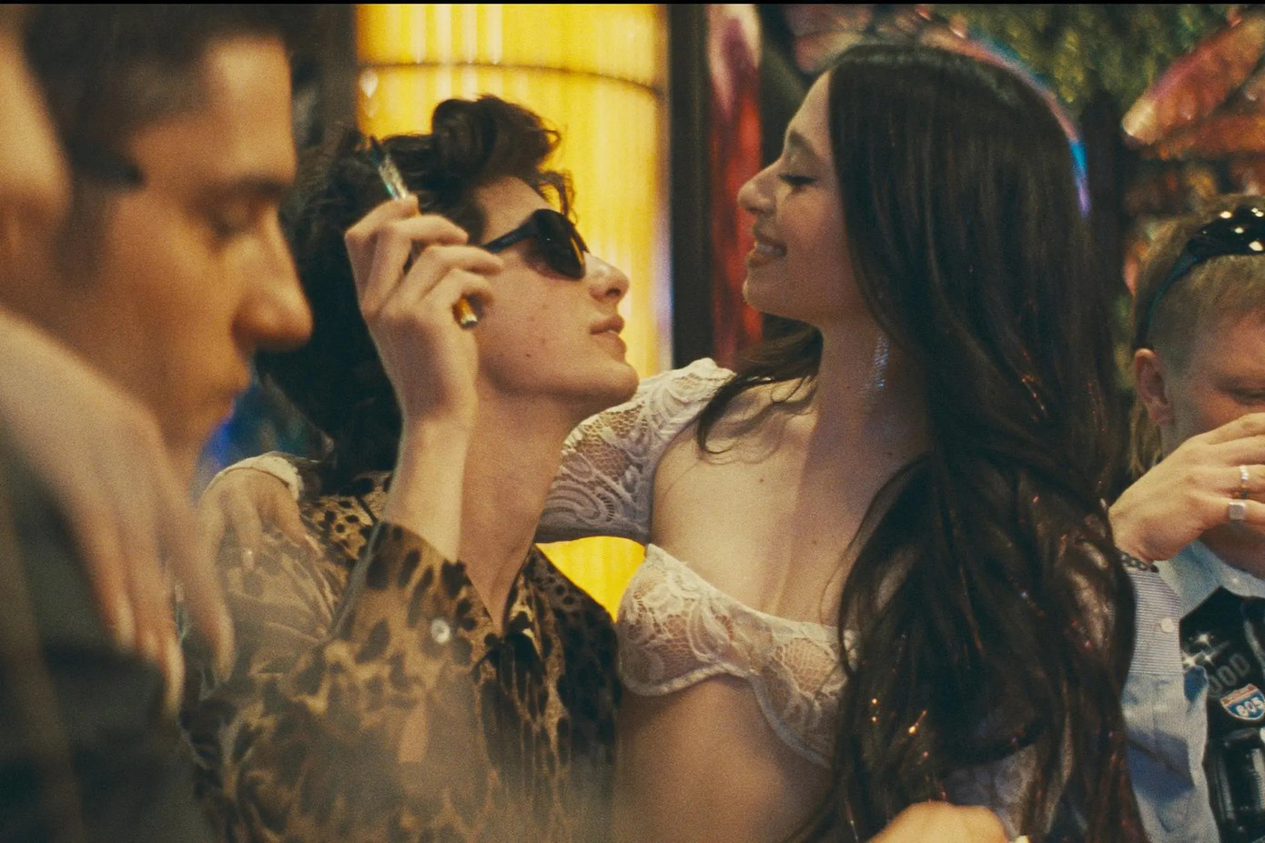 Nhân vật chính Anora (Mikey Madison) lao vào cuộc tình với chàng thiếu gia giàu có. Nhân vật chính Anora (Mikey Madison) lao vào cuộc tình với chàng thiếu gia giàu có.