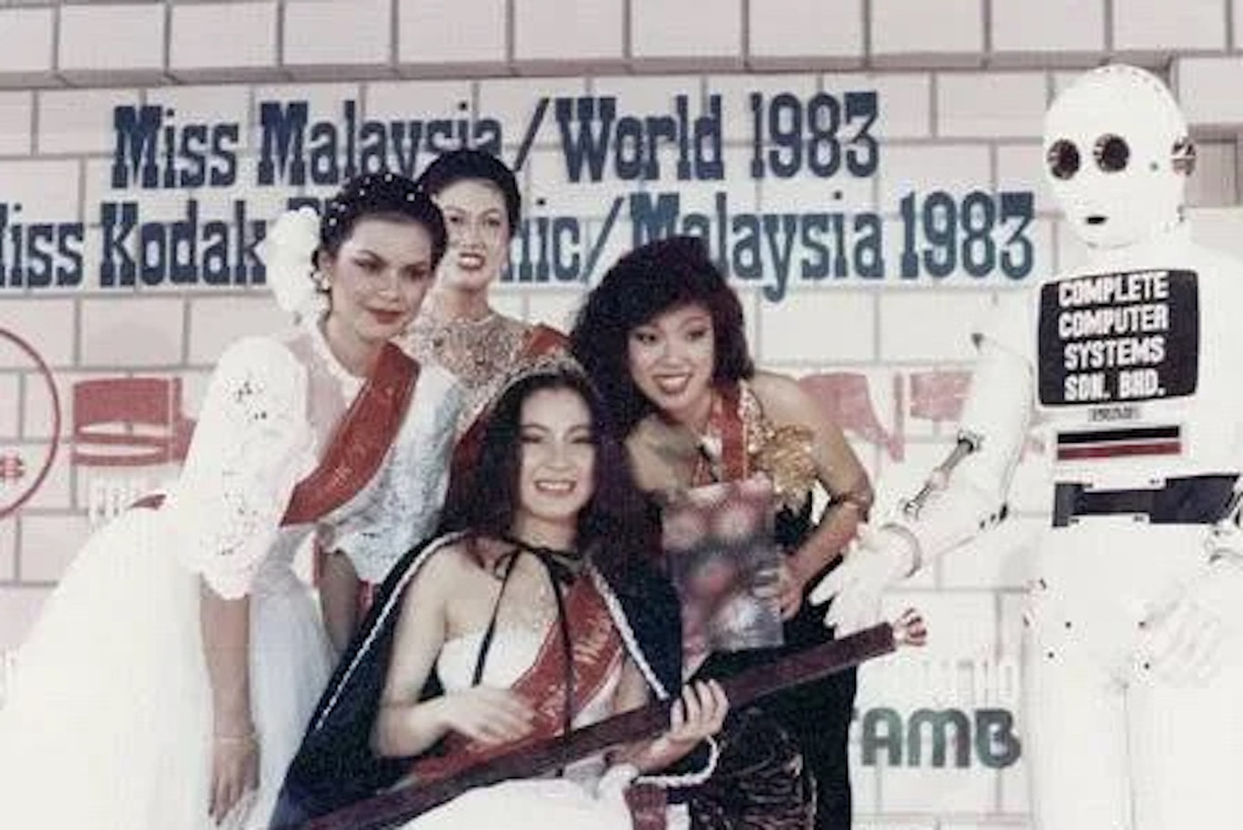 Hình ảnh hiếm hoi của Dương Tử Quỳnh (ngồi) khi đăng quang Hoa hậu Malaysia năm 1983.