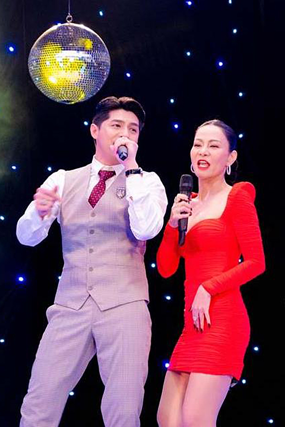 Bên cạnh hát, các ca sĩ còn trao đổi một số nội dung về âm nhạc. Bên cạnh hát, các ca sĩ còn trao đổi một số nội dung về âm nhạc.