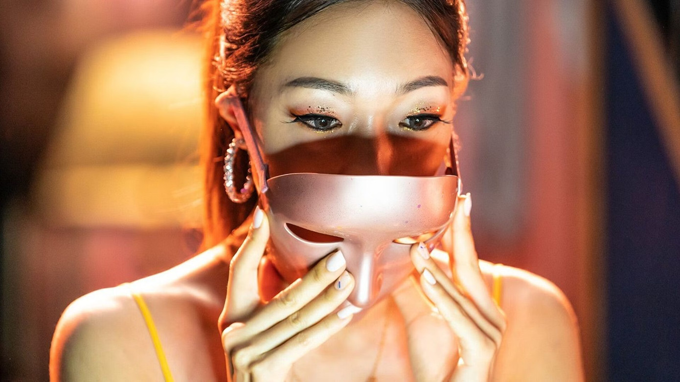 Mask Girl kể về một cô gái không đẹp nhưng nổi tiếng nhờ đeo mặt nạ mua vui trên mạng xã hội.