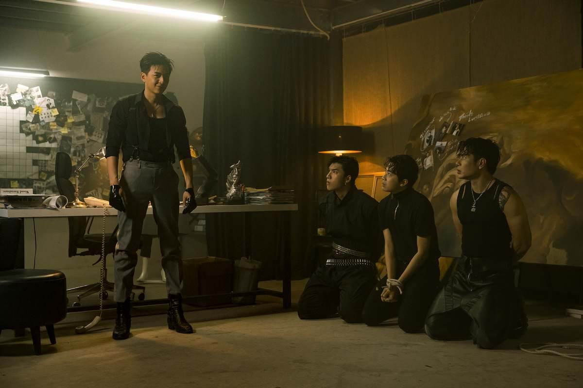 Để tăng độ nóng, Ngô Kiến Huy mời nhiều tên tuổi nổi tiếng tham gia MV như Hieuthuhai, Lê Dương Bảo Lâm...