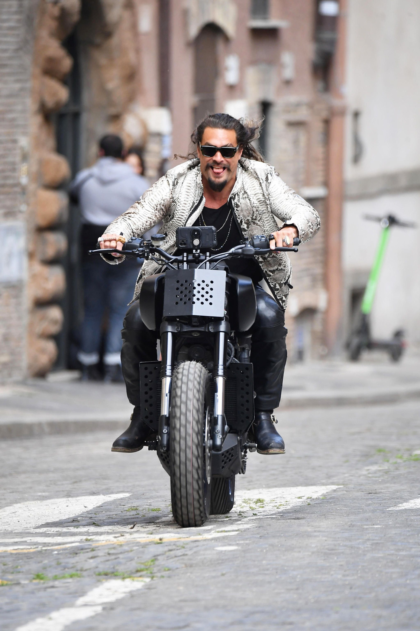 Phim gây choáng ngợp với các cảnh hành động diễn ra liên tục.