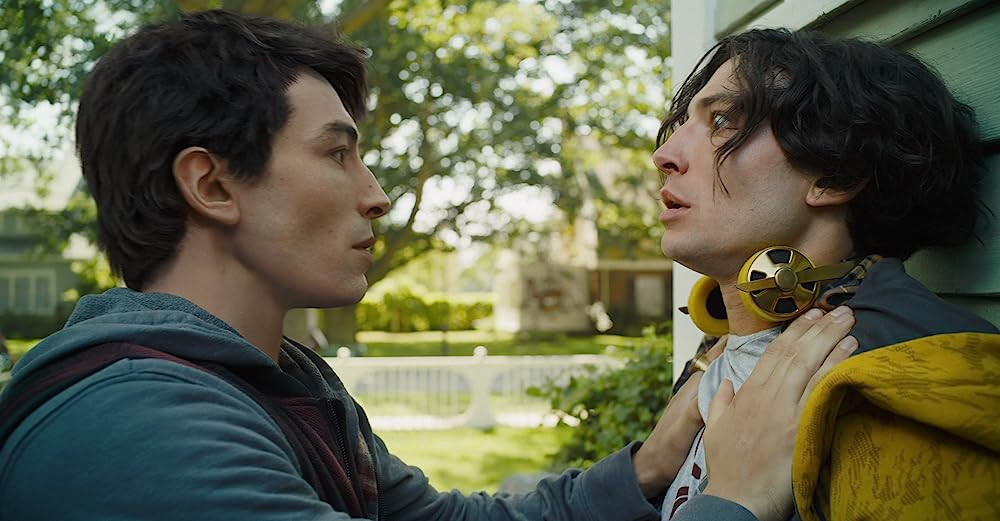 Ezra Miller gây ấn tượng khi cùng lúc đóng 2 nhân vật khác nhau. Ezra Miller gây ấn tượng khi cùng lúc đóng 2 nhân vật khác nhau.