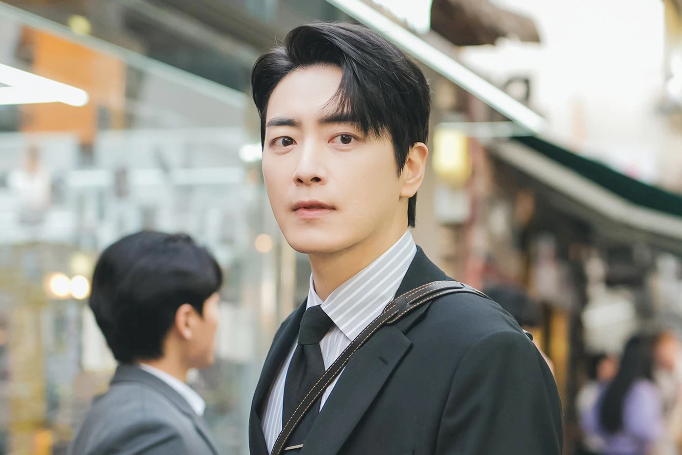 Lee Joon Hyunk ghi điểm với vai chàng thư ký điển trai, hoàn hảo về tính cách. Lee Joon Hyunk ghi điểm với vai chàng thư ký điển trai, hoàn hảo về tính cách.