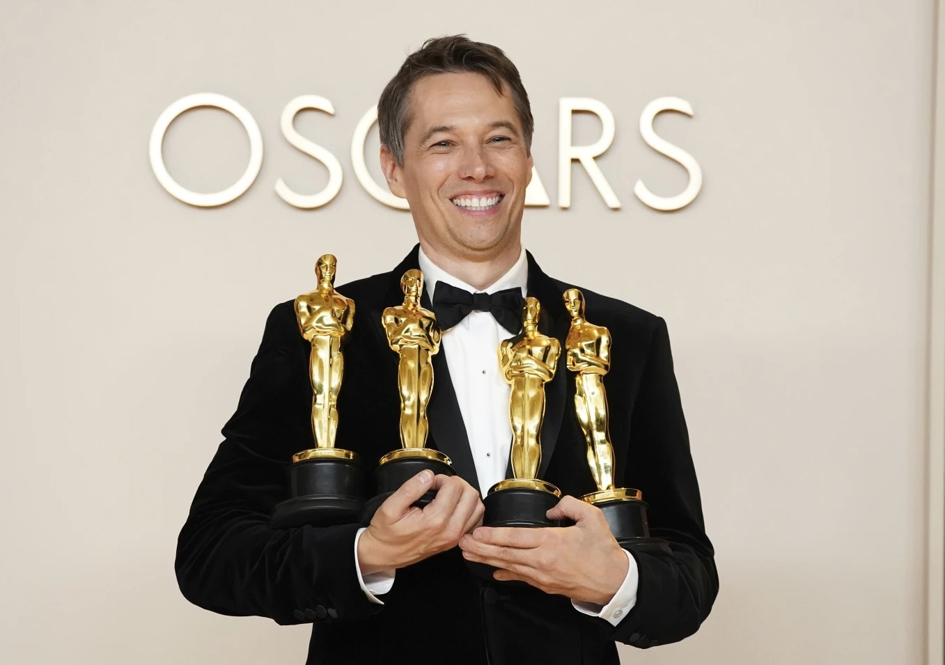 Anora giúp Sean Baker thắng bốn tượng vàng trong một đêm.