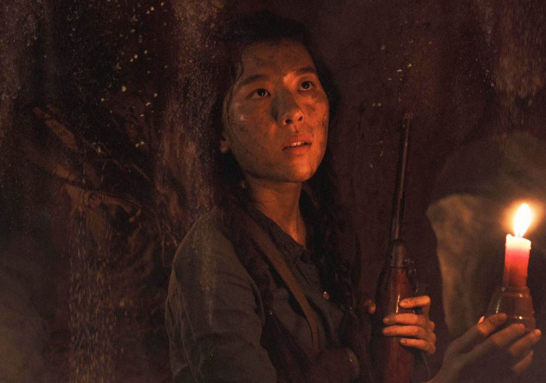 Cảnh của Út Khờ diễn ra khá ngắn, không phản cảm.