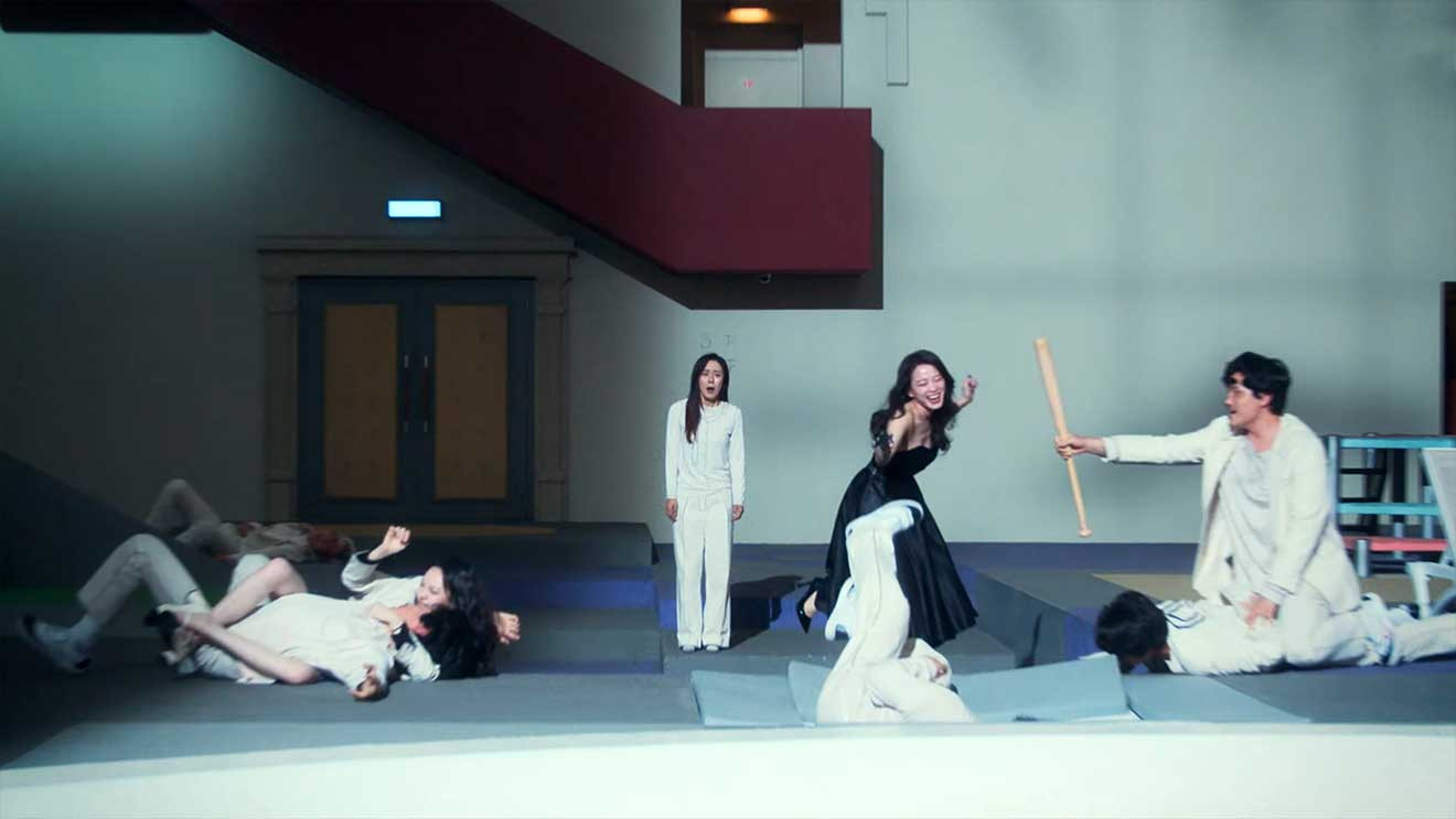 Tám người chơi trong The 8 Show phải tìm cách chung sống với nhau. Tám người chơi trong The 8 Show phải tìm cách chung sống với nhau.