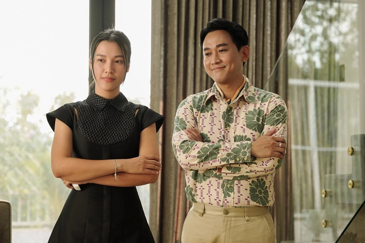 Dù đóng chính, Hoàng Oanh và Hứa Vỹ Văn gần như lạc lõng giữa dàn diễn viên hài.