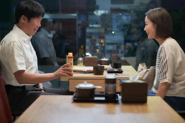 Tạo hình của Yoo Hae Jin và Kim Hee Sun trong phim.