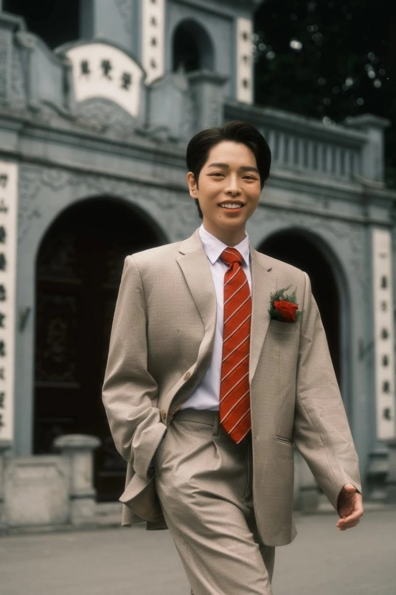 Tạo hình của Đức Phúc trong MV.