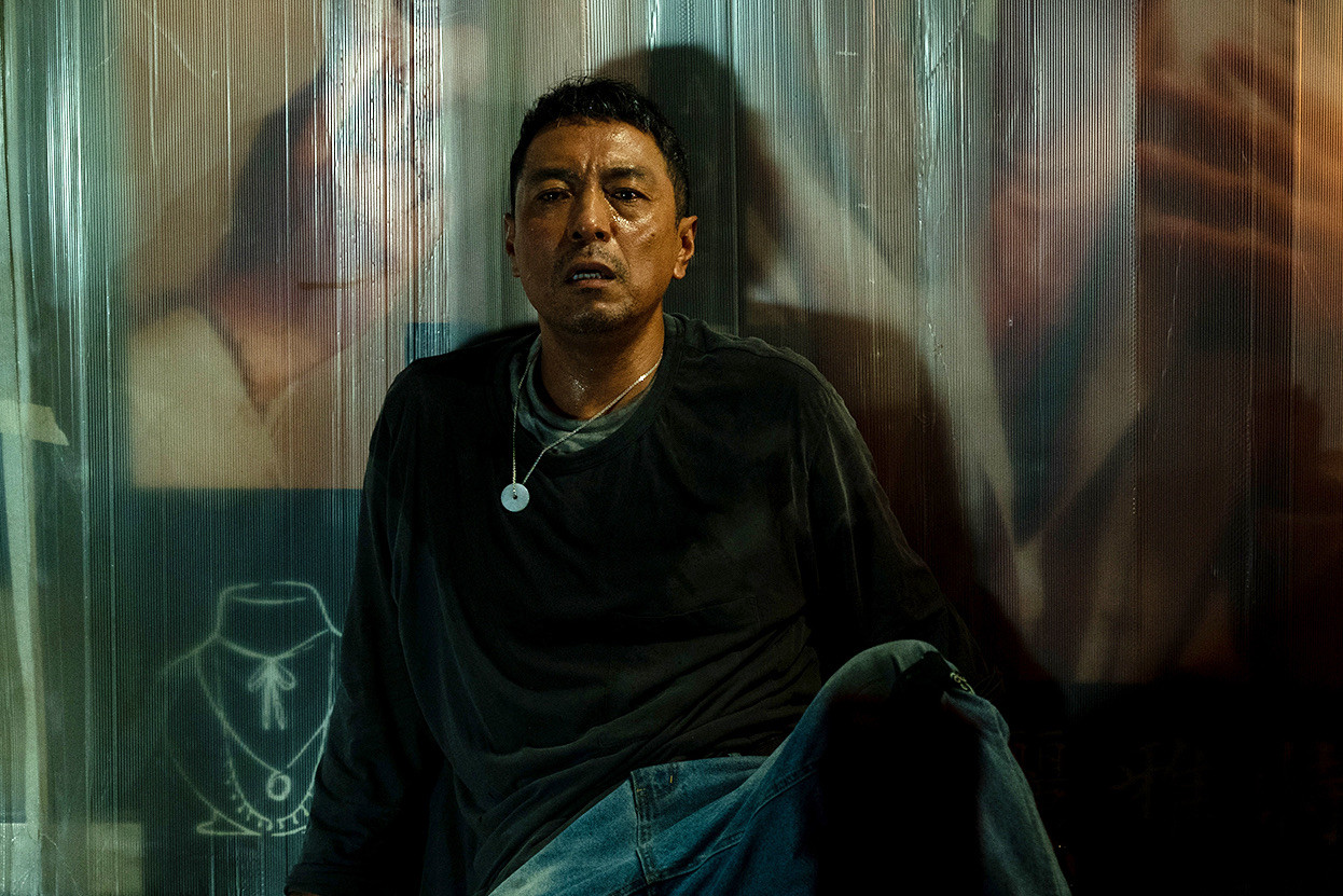 Nam chính Sam (Khương Hạo Văn) không khỏi sợ hãi trước xác sống.