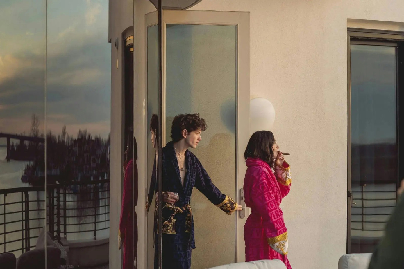 Phim cài cắm nhiều thông điệp sâu sắc về xã hội. Phim cài cắm nhiều thông điệp sâu sắc về xã hội.