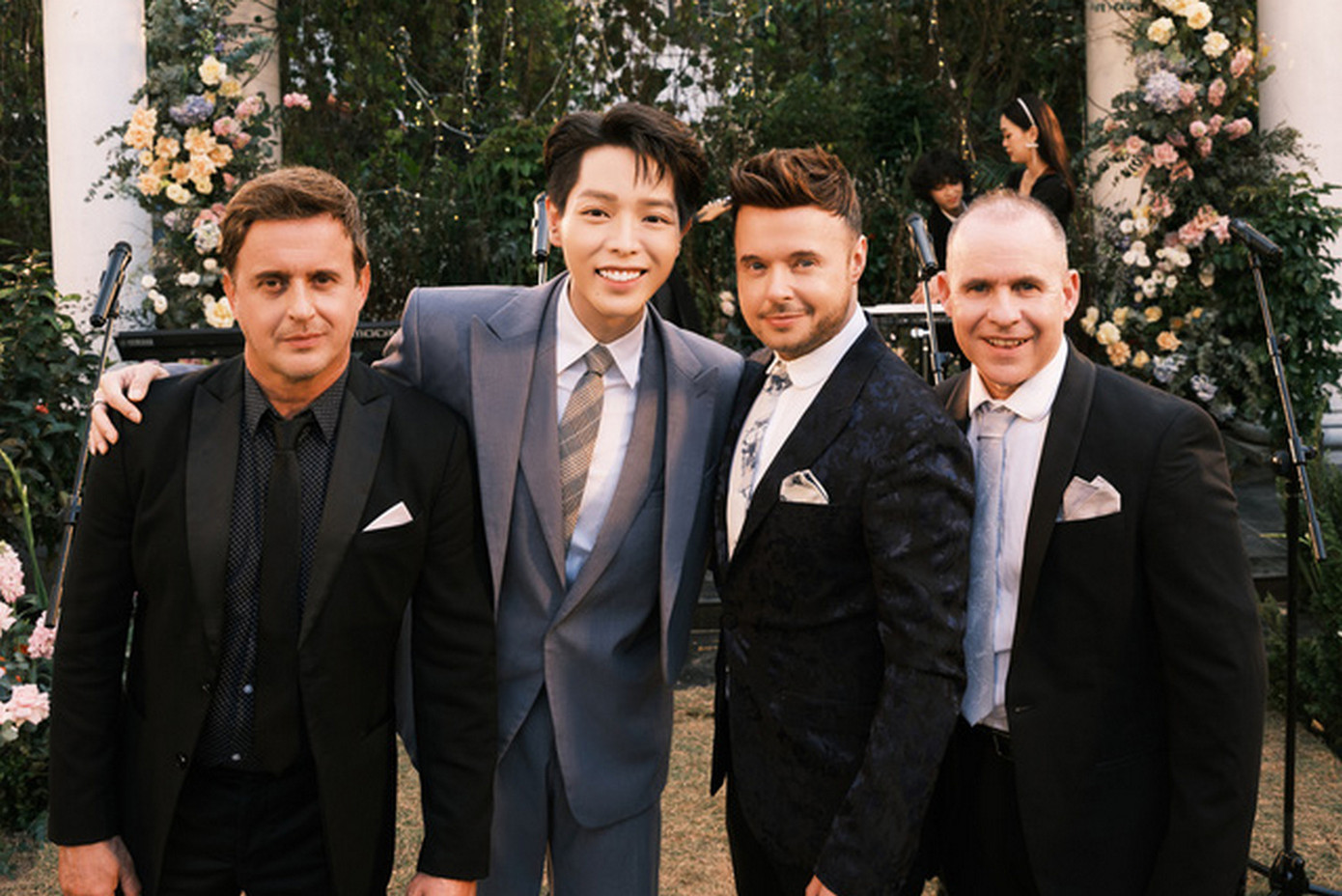 Ê-kíp lựa chọn hát lại ca khúc cũ thay vì hát một sáng tác mới.