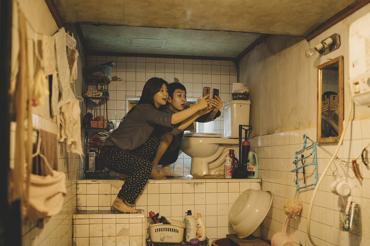 Ký sinh trùng cũng là một phim rất hay khai thác đề tài chênh lệch giai cấp. Ký sinh trùng cũng là một phim rất hay khai thác đề tài chênh lệch giai cấp.