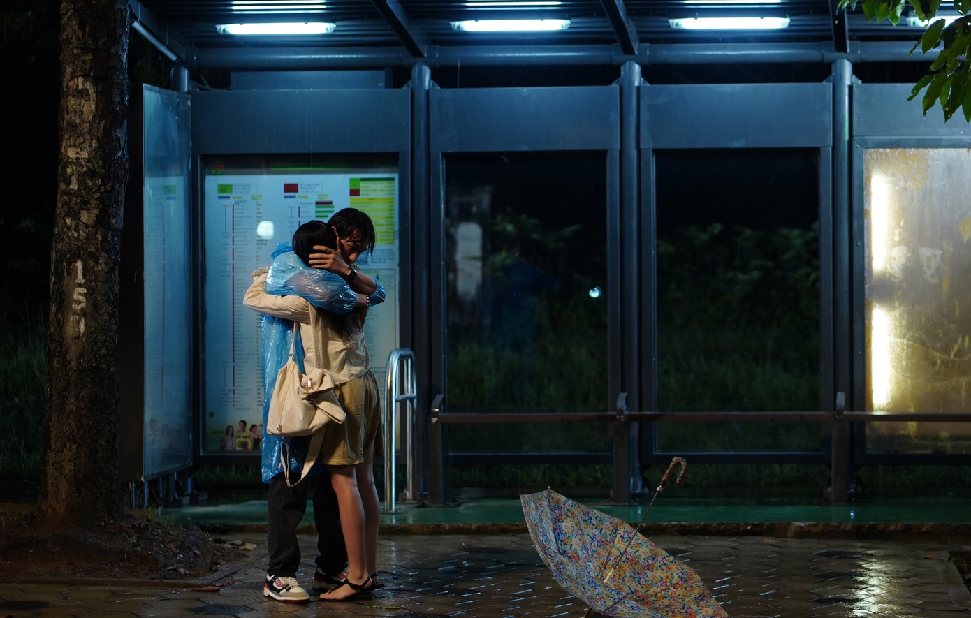 Đôi lúc, nhiều cảnh quay còn trông giống MV hay phim quảng cáo.