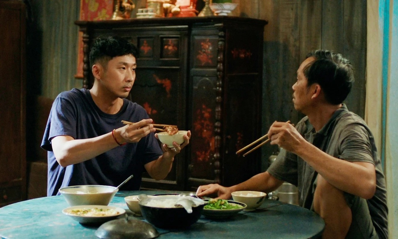 Tuấn Trần và Hoài Linh vào vai cha con mượt mà, tạo được cảm xúc với người xem.