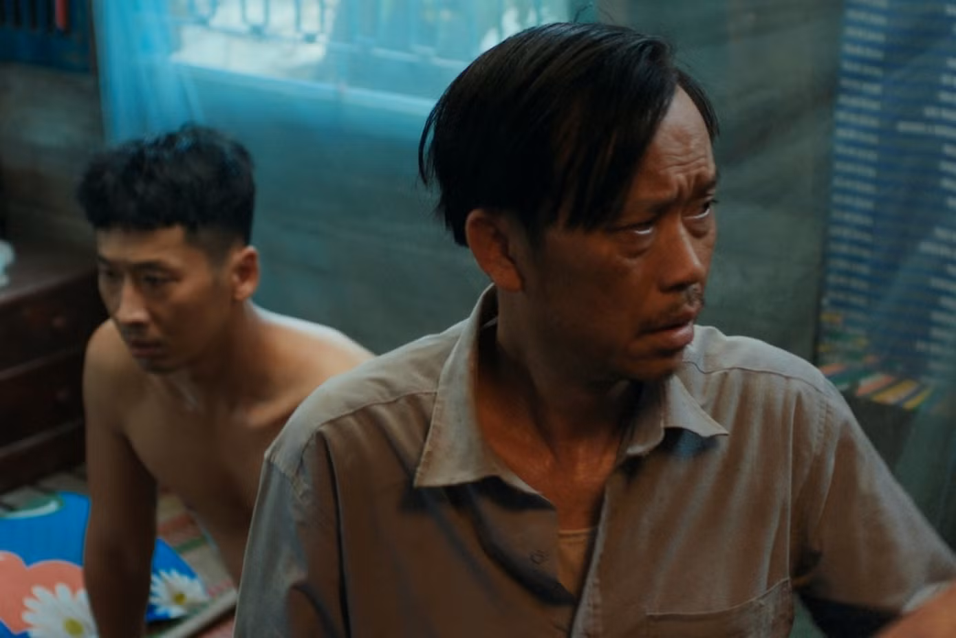 Hoài Linh và Tuấn Trần vào vai cha con trong phim.