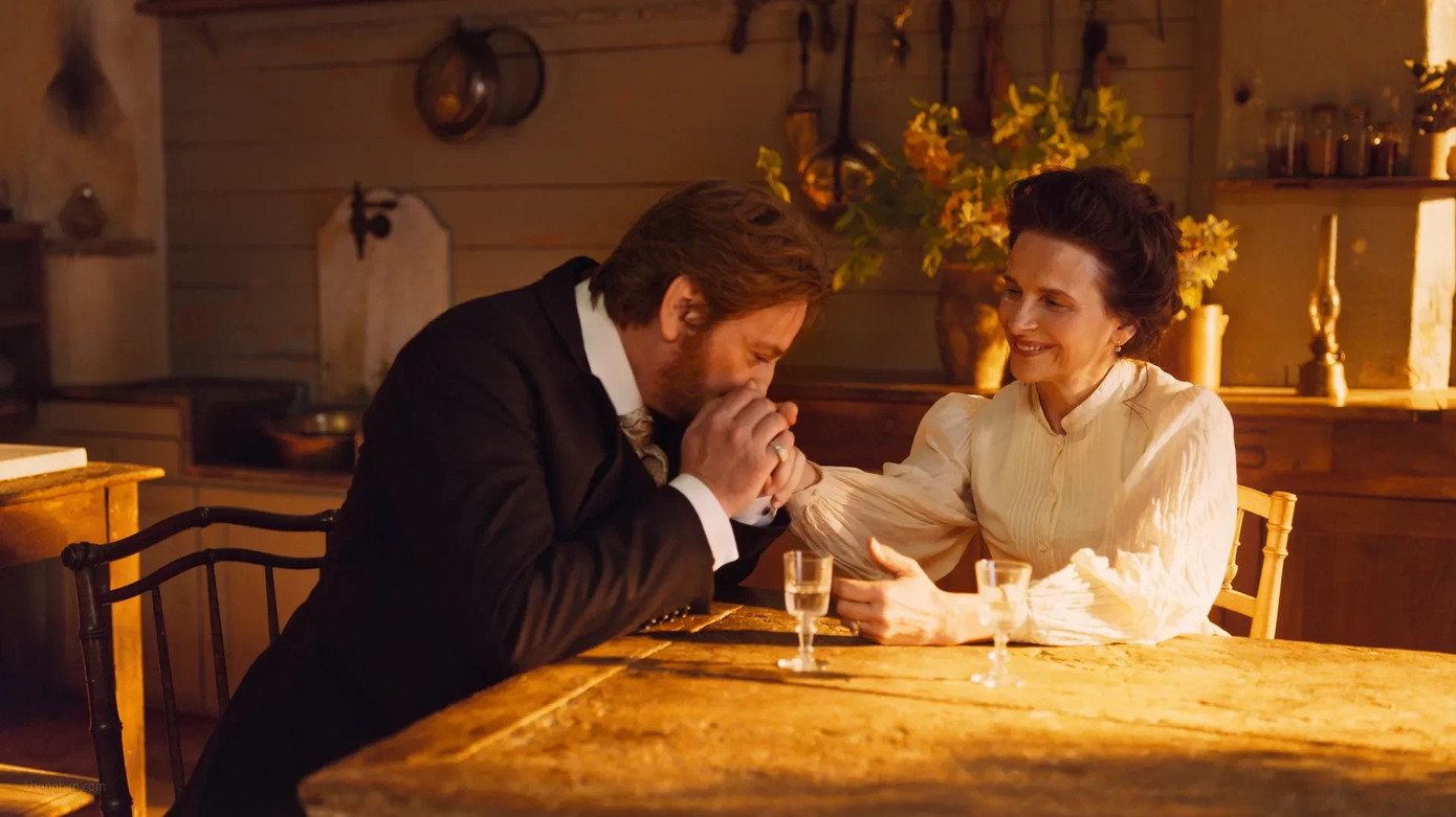 Dodin (Benoit Magimel) và nữ đầu bếp Eugenie (Juliette Binoche) gắn kết qua ẩm thực. Dodin (Benoit Magimel) và nữ đầu bếp Eugenie (Juliette Binoche) gắn kết qua ẩm thực.