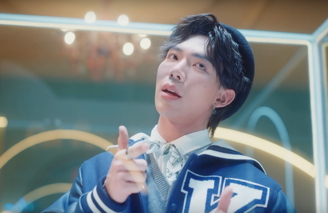 Hình ảnh trẻ trung của Erik trong MV Xoa đầu. Hình ảnh trẻ trung của Erik trong MV Xoa đầu.