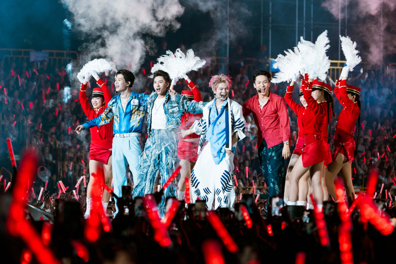 Hình ảnh trong Anh trai say hi: Kẻ phản diện tạo nên người hùng. Hình ảnh trong Anh trai say hi: Kẻ phản diện tạo nên người hùng.