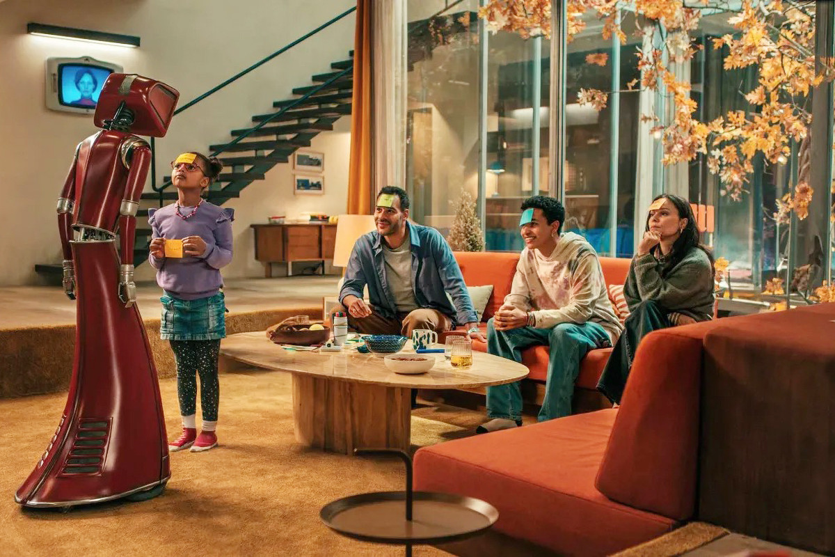 Gia đình nhân vật chính bước vào cảnh rối ren vì robot giúp việc tích hợp AI. Gia đình nhân vật chính bước vào cảnh rối ren vì robot giúp việc tích hợp AI.