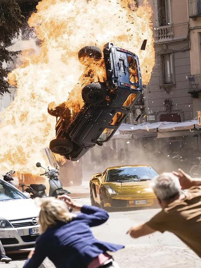 Phim gây choáng ngợp với các cảnh hành động diễn ra liên tục.