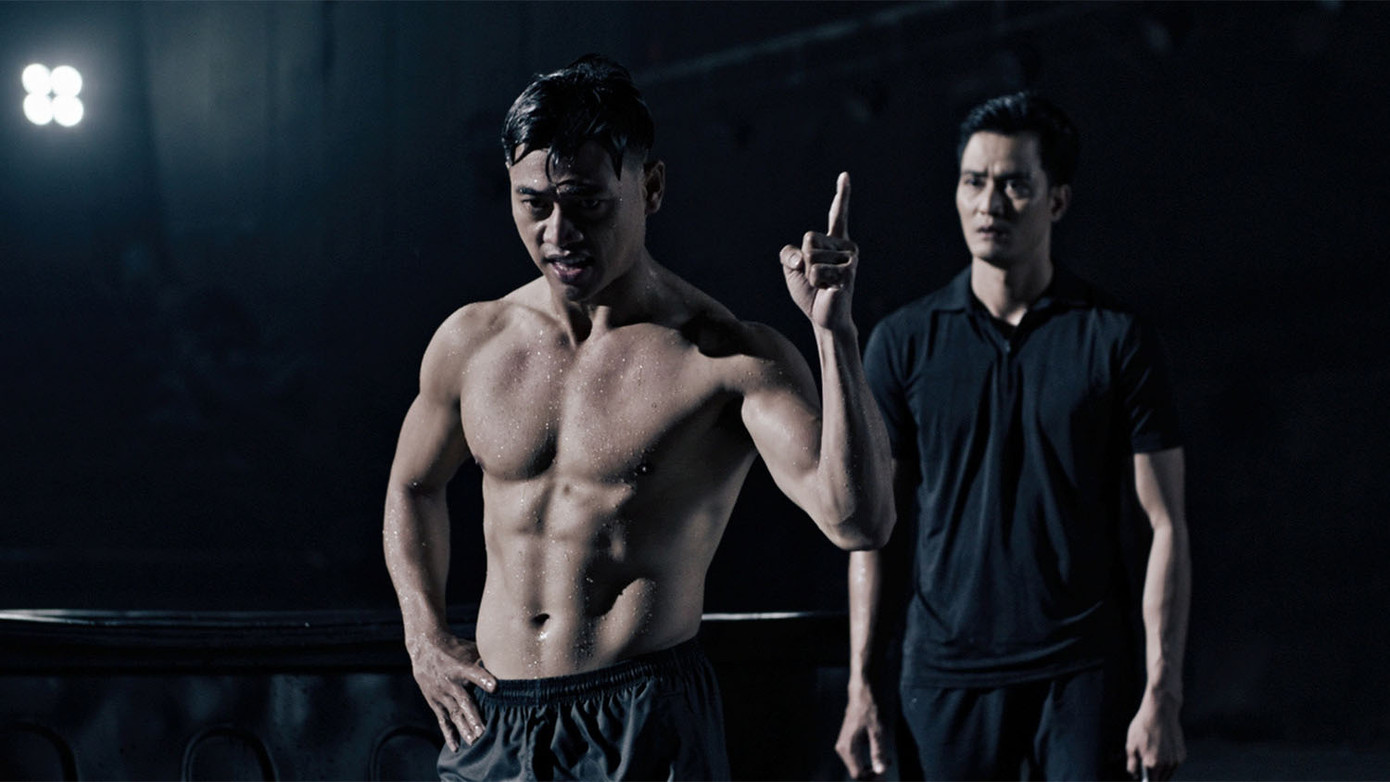 Lợi Trần (trái) vào vai võ sĩ trong câu chuyện thứ nhất. Lợi Trần (trái) vào vai võ sĩ trong câu chuyện thứ nhất.