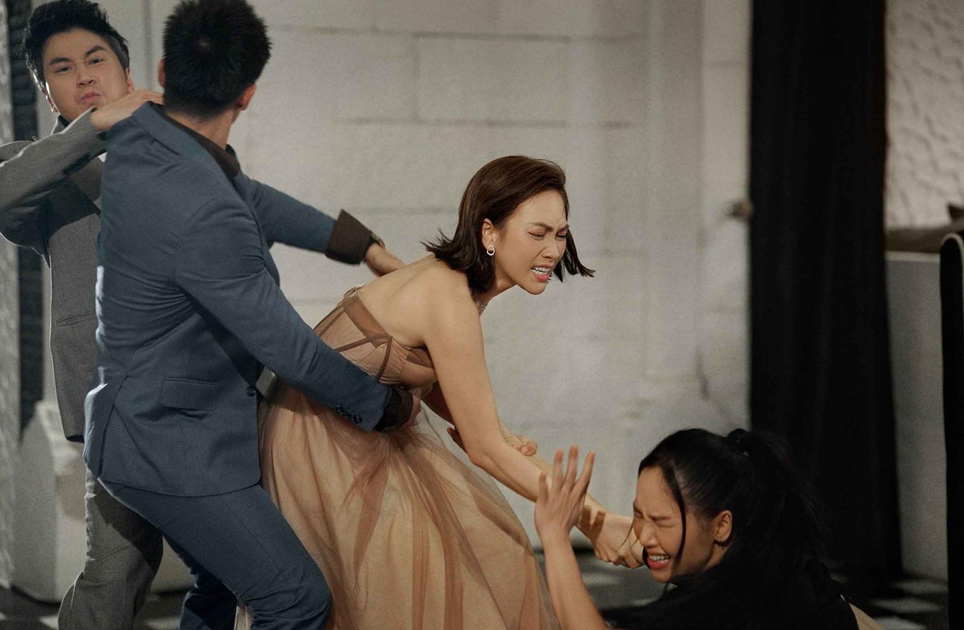 Chiếm đoạt quy tụ dàn diễn viên nổi tiếng nhưng không hút khách, nhận nhiều lời chê về chất lượng. Chiếm đoạt quy tụ dàn diễn viên nổi tiếng nhưng không hút khách, nhận nhiều lời chê về chất lượng.