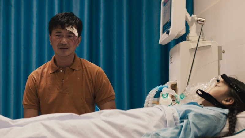 Trong phim, nhân vật Phương của Quốc Cường phải chăm sóc cho con gái nhỏ bệnh tật.