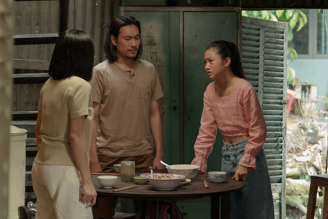 Bên trong vỏ kén vàng và Kẻ ẩn danh là 2 phim Việt ra rạp trong tháng 8 nhưng hiệu ứng trên mạng xã hội chưa tốt. Bên trong vỏ kén vàng và Kẻ ẩn danh là 2 phim Việt ra rạp trong tháng 8 nhưng hiệu ứng trên mạng xã hội chưa tốt.