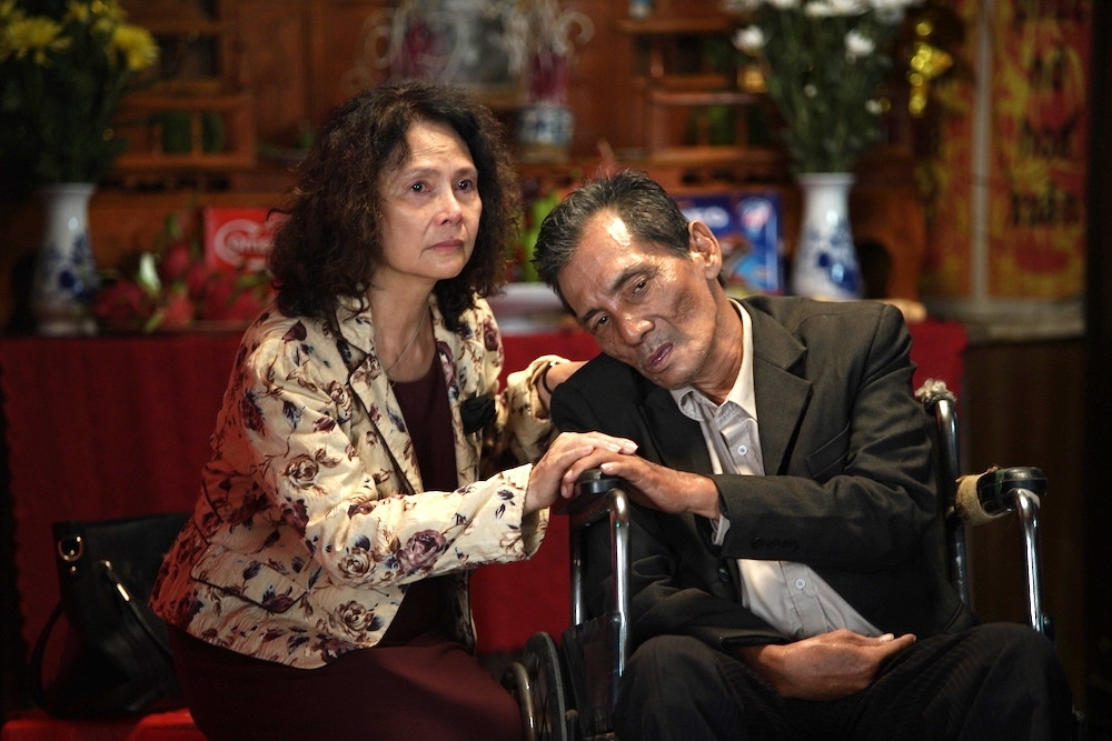 Nhiều cảnh quay nhuốm màu sắc hoài niệm, mang đến cảm giác buồn man mác.