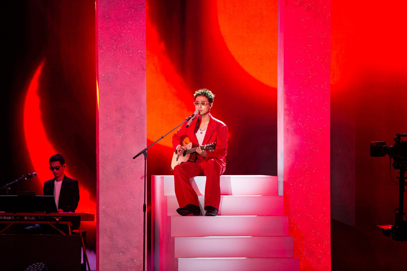 Hà An Huy liên tục biến hóa qua từng live show để chinh phục khán giả.