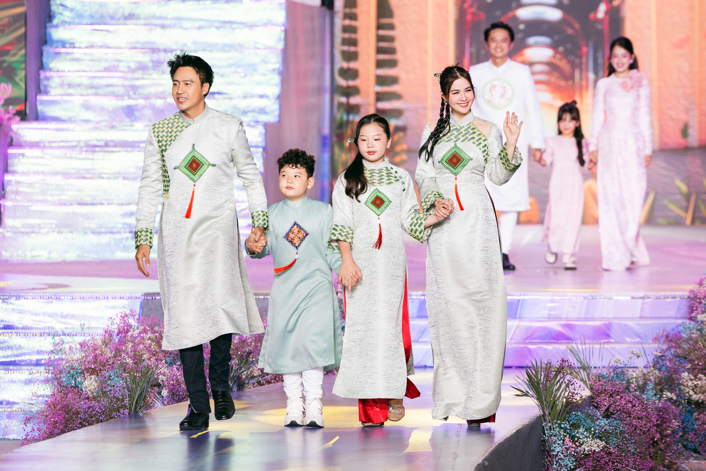 Phố đi bộ Nguyễn Huệ như khoác chiếc áo mới. Phố đi bộ Nguyễn Huệ như khoác chiếc áo mới.