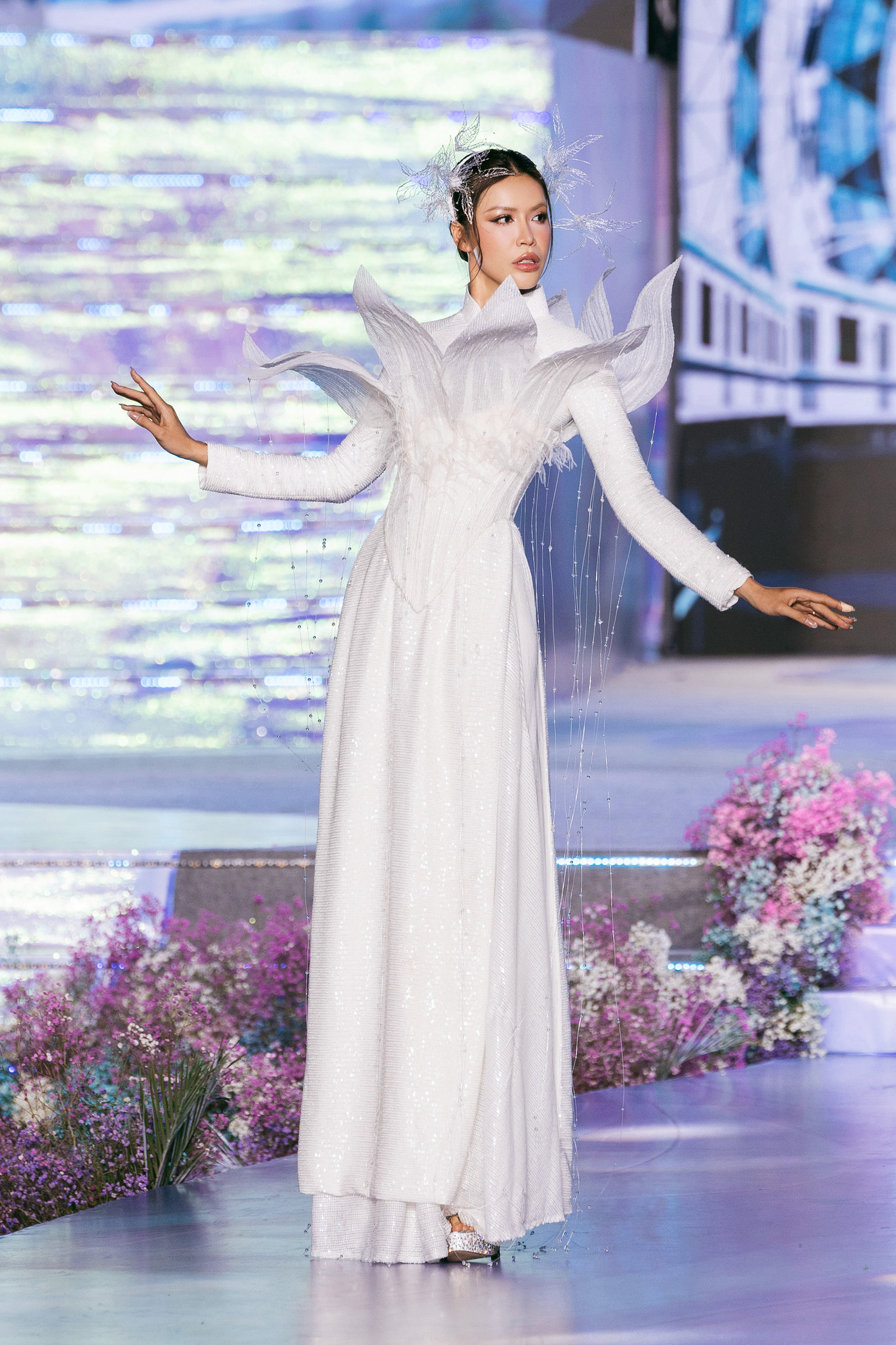 Các nhà thiết kế có nhiều nỗ lực để làm nổi bật chủ đề Sắc son Việt Nam. Các nhà thiết kế có nhiều nỗ lực để làm nổi bật chủ đề Sắc son Việt Nam.