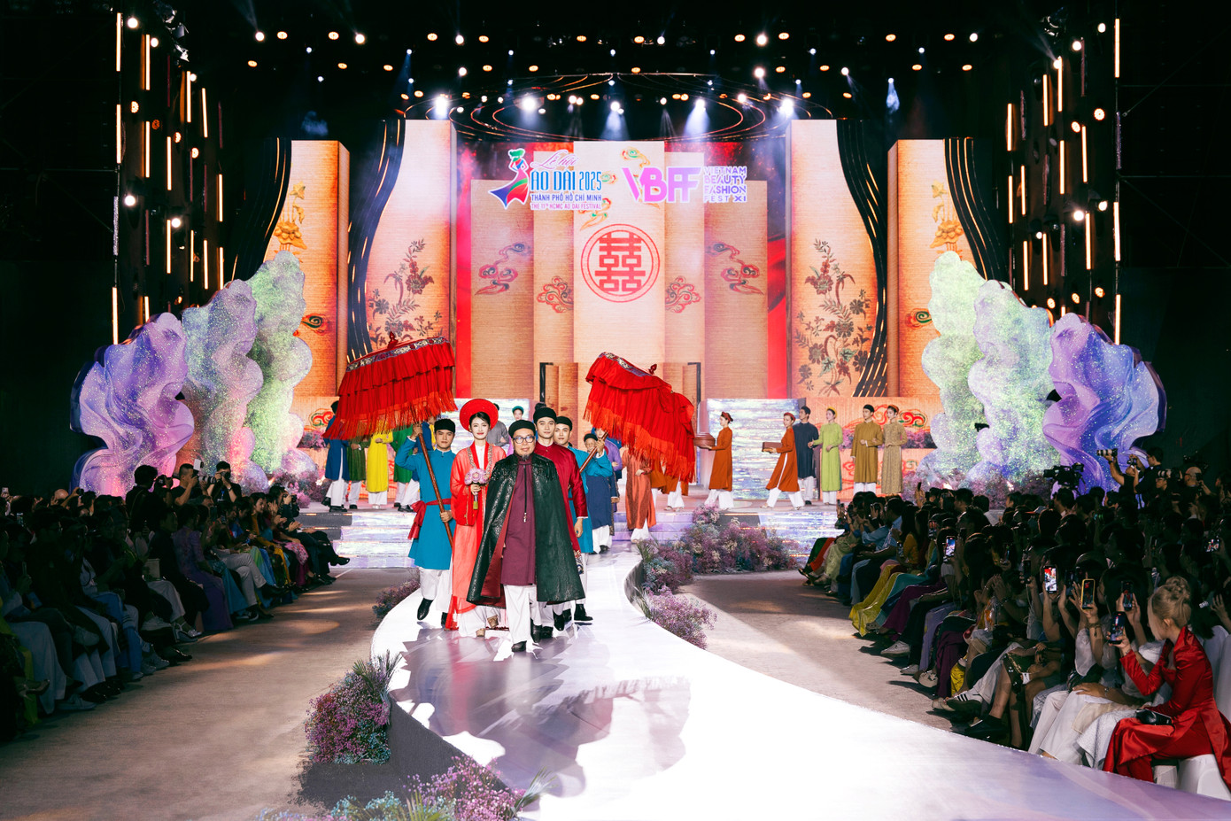 Phố đi bộ Nguyễn Huệ như khoác chiếc áo mới. Phố đi bộ Nguyễn Huệ như khoác chiếc áo mới.